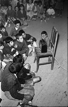 Niños oyendo la radio. Archivo SEA, autor: Apodaca, 1957