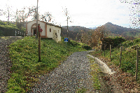 Imagen de la iglesia a la izquierda del camino, a la altura de Romillo